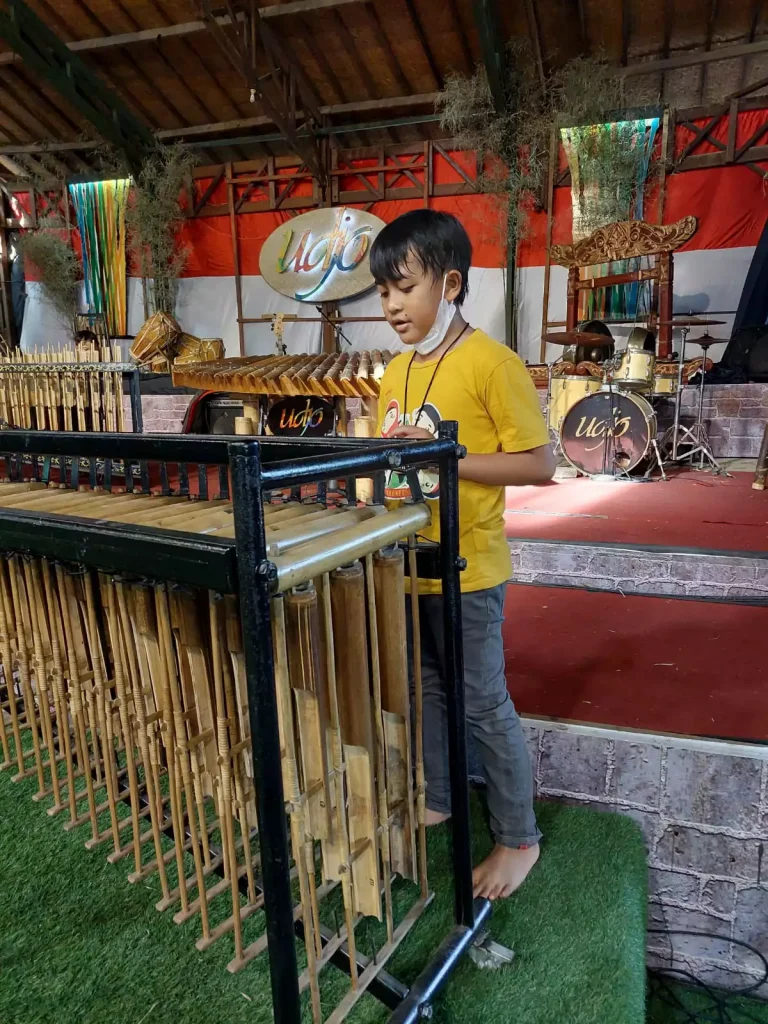 Mencoba bermain angklung di Bandung
