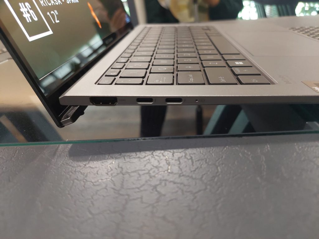 Port kiri Asus Zenbook S 13 OLED